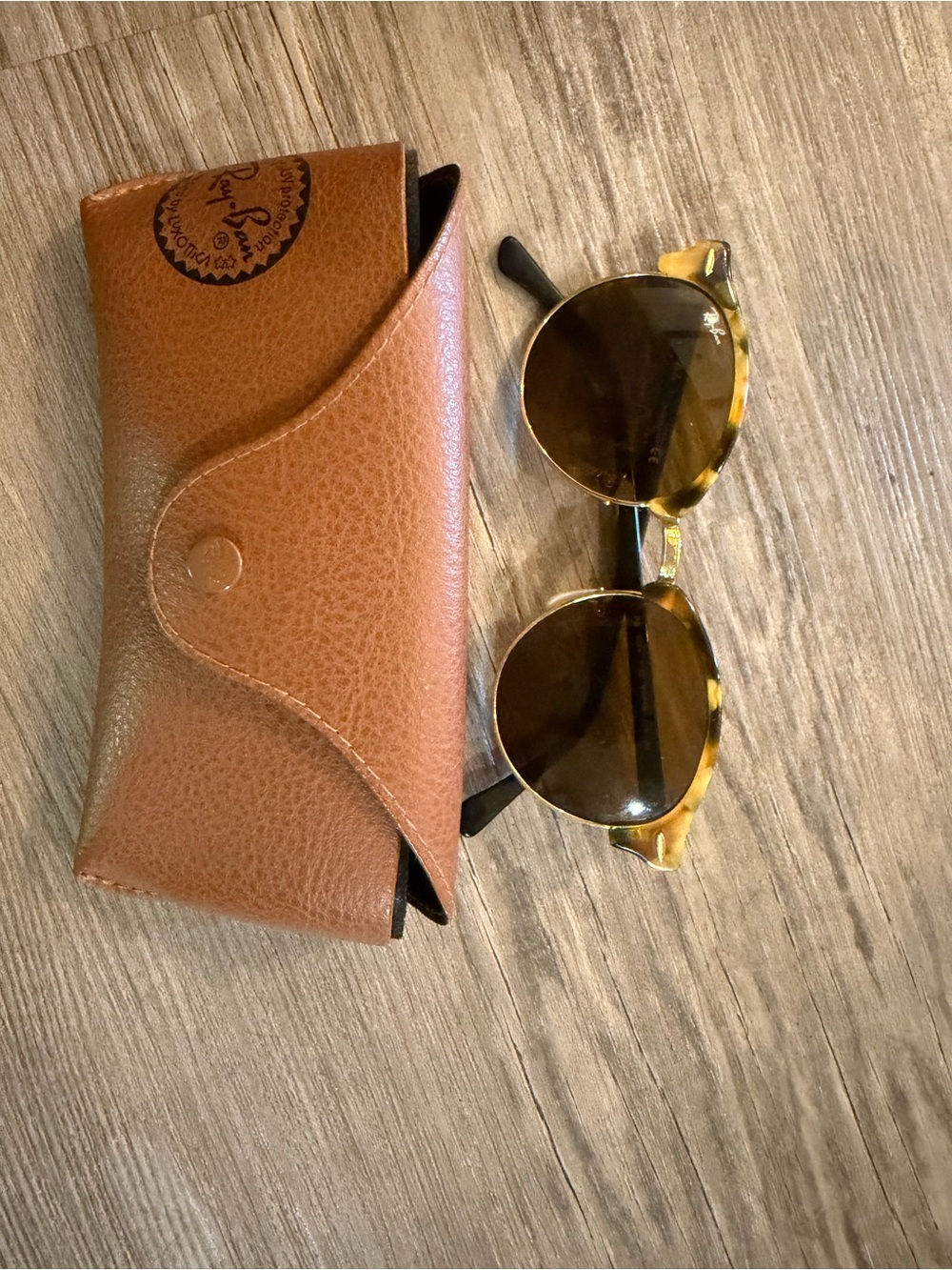 Tortoiseshell Round Sunglasses with Brown Case